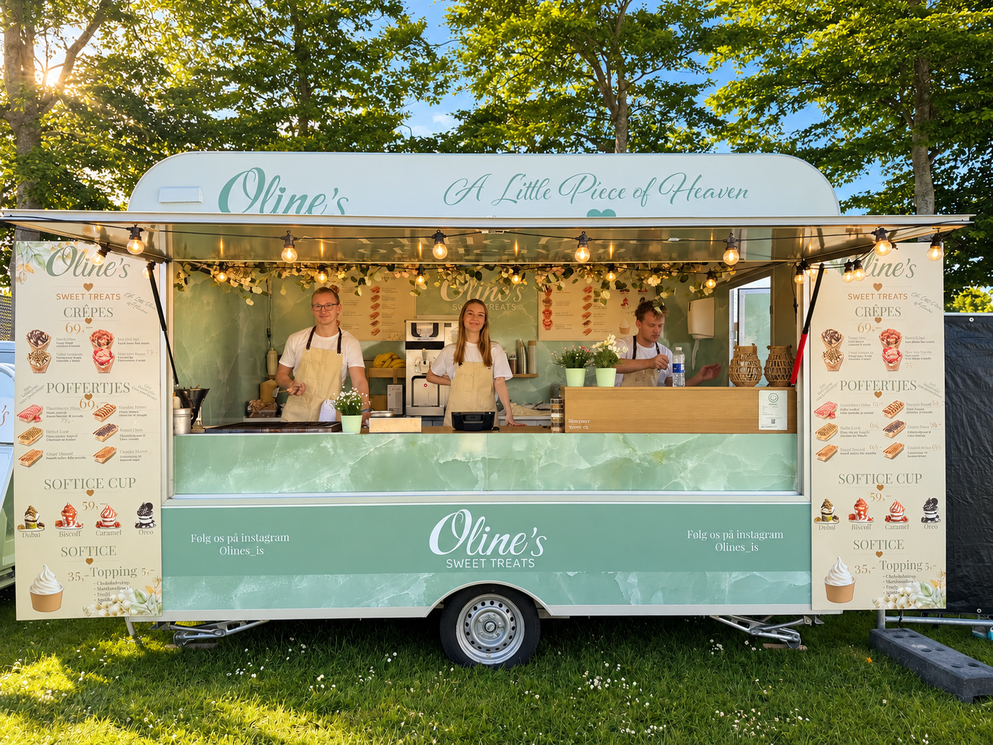 Oline’s dessertvogn åben til et event med medarbejdere klar til at servere